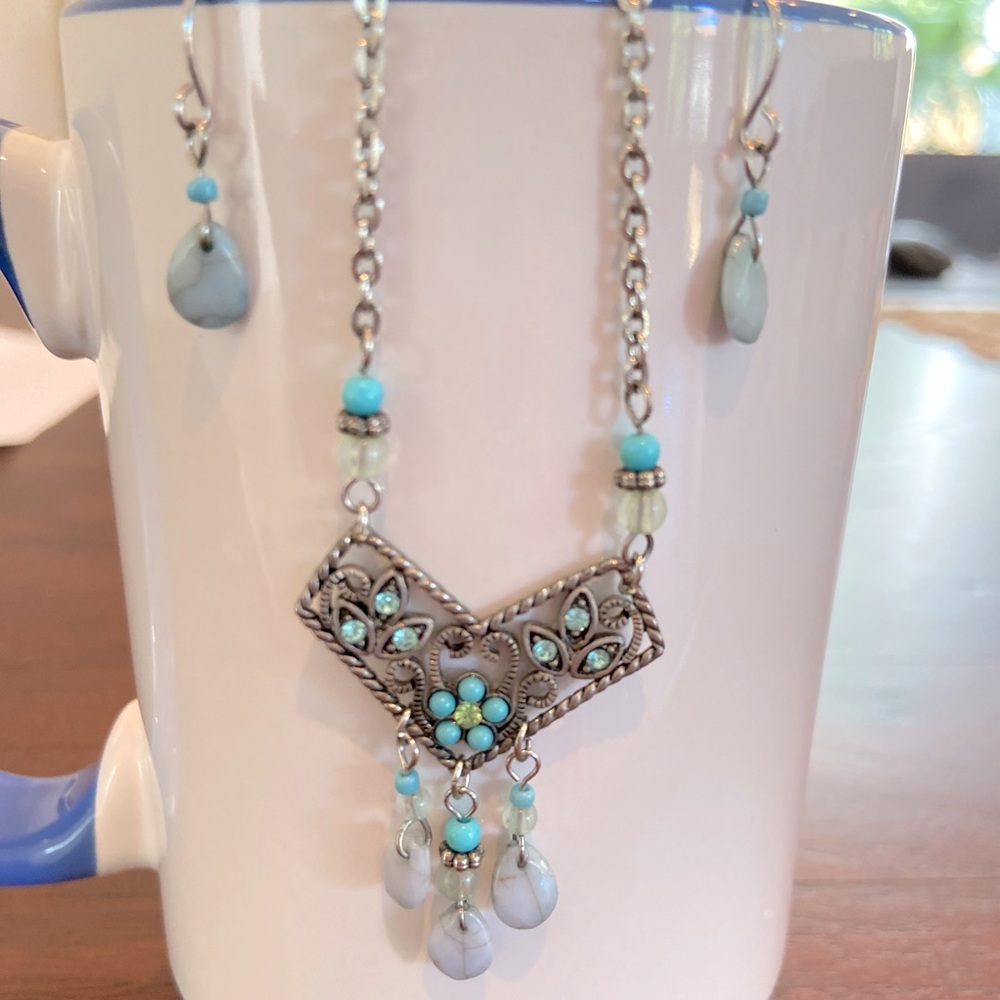 Necklace and earrings in turquoise